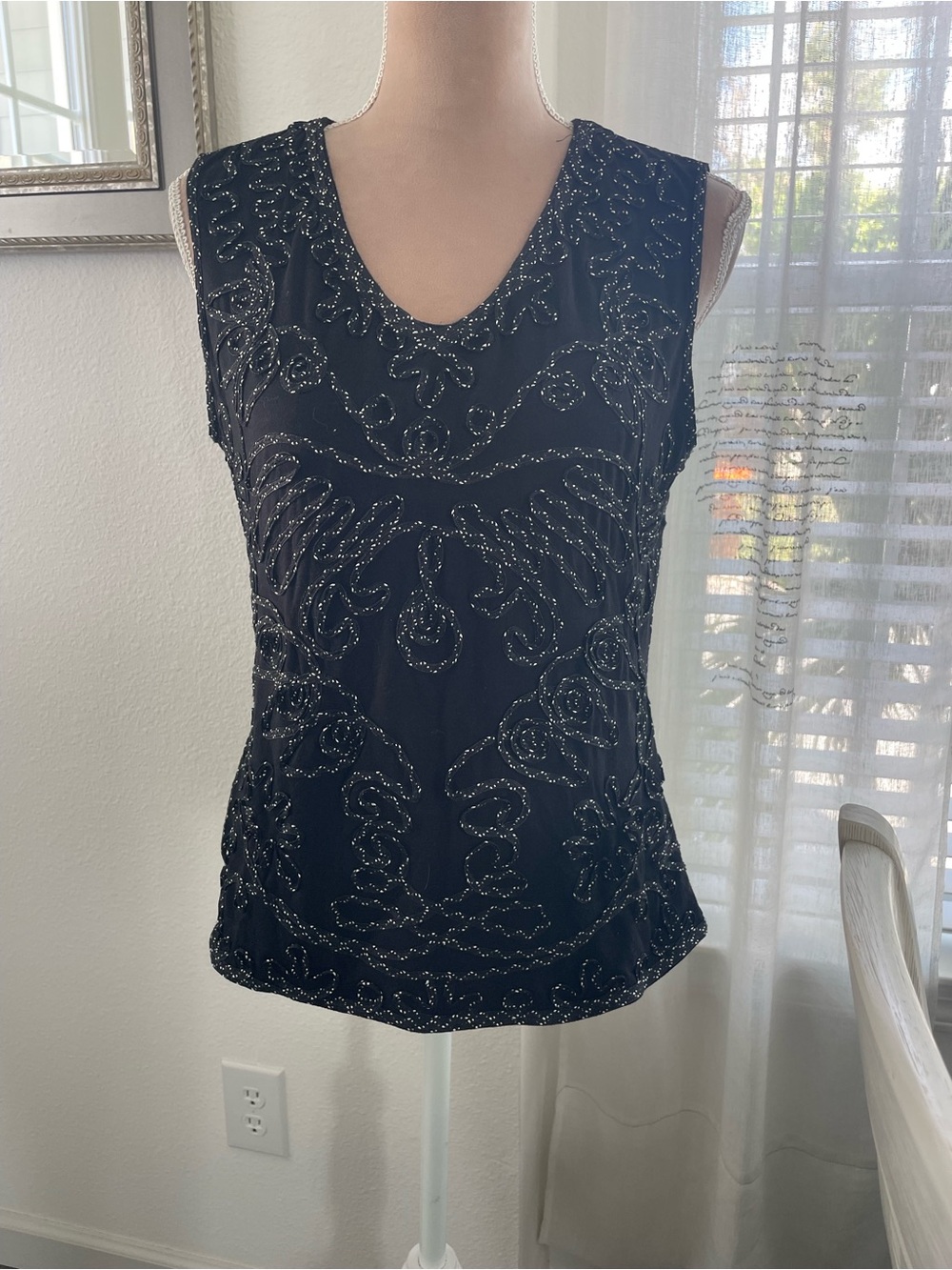Lauren Michelle Black V-Neck Sleeveless Top, Large